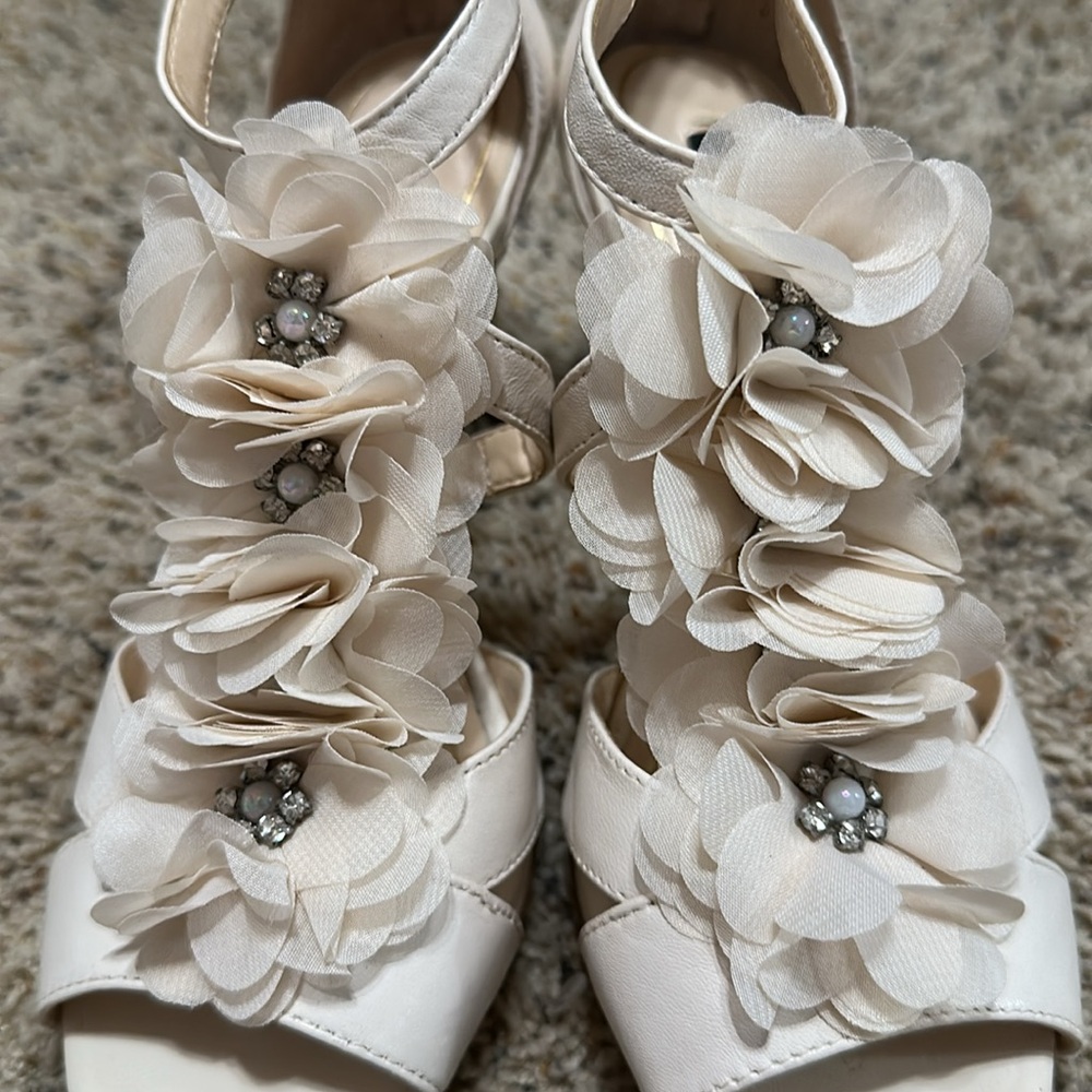 Elegant Cream Floral Women's Sandals - Picture 7 of 10